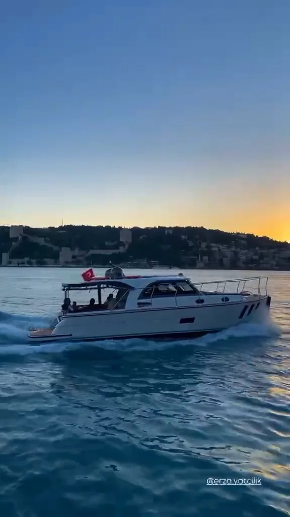 Gün batımında Boğaz'da yat