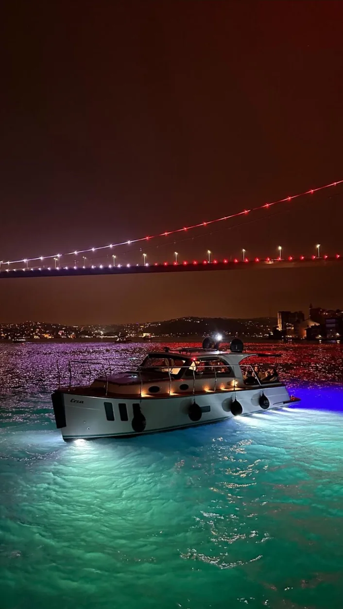 Işıklı Boğaz Köprüsü önünde gece yatı